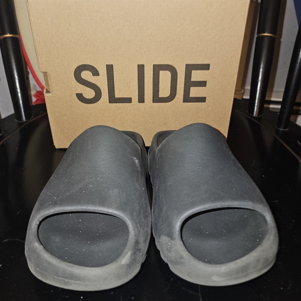 Yeezy slide dark onyx big kid 3